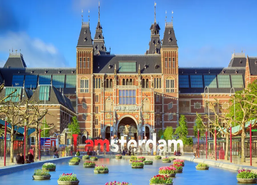 A picture of the Rijksmuseum on a sunny day